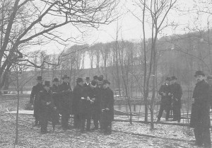 2. påskedag 1903. Anlægget i Frederiksdal bliver indviet. De høje hatte og bowlerne bliver "luftet". 