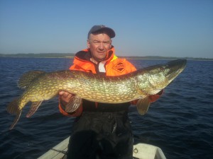 Ulrik Hansen med sin gedde på 11,1 kg og 118 cm lang. Fanget på Tissø d. 22. maj.