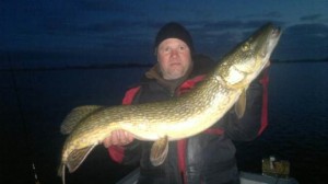 Brian med sin gedde på 10, 8 kg. Er der noget at være trist over? Næppe! Det må være belysningen.