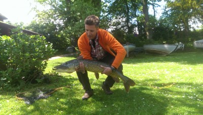 Allan Møller med noget så sjældent som en gedde fanget på en spinner. 10,6 kg og hele 117 cm.