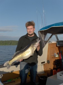 Anders Boes med "morgenhår" og sandart på 5,35 kg. Han ser lidt bister ud, men det er der igen grund til med sådan en fisk. På den anden side, hvem er fotogen på en årle morgenstund?