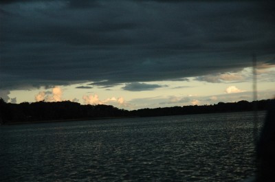 Skyerne lå og lurede over Furesøen tidlig på morgenen, men det blev ved truslerne.