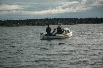 Man mødte mange glade lystfiskere på søen, selvom de tidligt på dagen nok mente, at solen burde skrue lidt op for varmen.