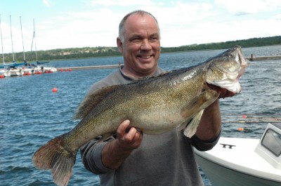 Henrik Bahrenscheer med sin flotte sandart på 6,45 kg, der gjorde ham til "pokalpudser" for det kommende år.