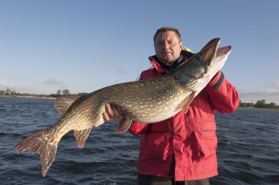 Henrik Nielsen med imponerende 14,1 kg gedde. Tillykke.