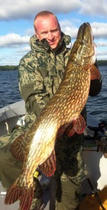Jimmi Pedersen med ny PR i gedde. 9,5 kg viste vægten, da "madammen" kom ombord i båden d. 1. maj på Furesøen.