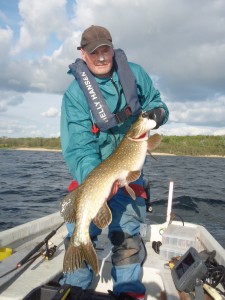 Peter Bo fangede i 2013 året gedde på 12 kg. Han fortsætter med de store i år. Her med en på 10,2 kg.
