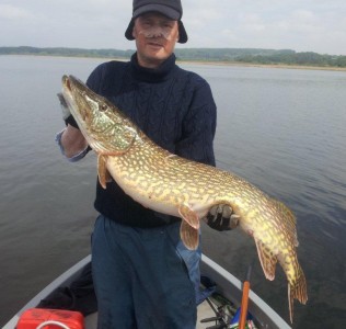 Peter Bo med 12 kilo Tissøgedde. Og den er der stadig.